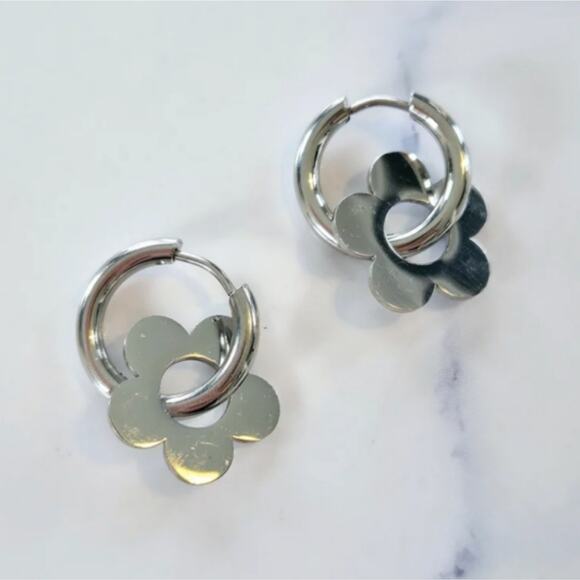NEW Revolve Silver Flower Clover Huggie Hoop Earrings - Picture 2 of 8